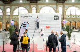 Happy Yuhniversary mit 1254 Stück Kuchen: Yuh feiert fünf süsse Jahre – mit der ersten Cake-Wall im Zürcher HB
